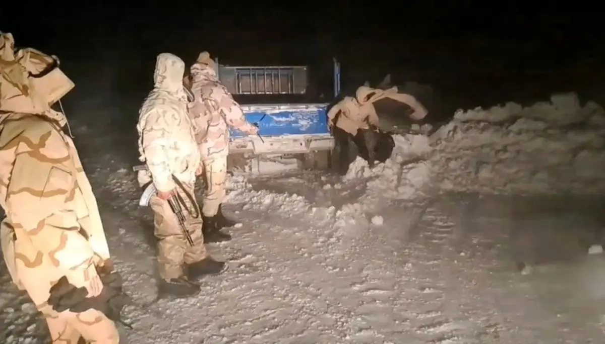 نجات جان مرزنشینان گرفتار در برف و کولاک