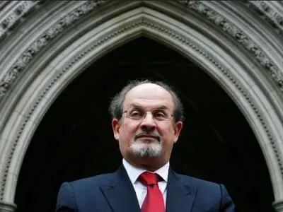  سلمان رشدي یخضع لجراحة طارئة إثر تعرضه للطعن فی نیویورک( صور)