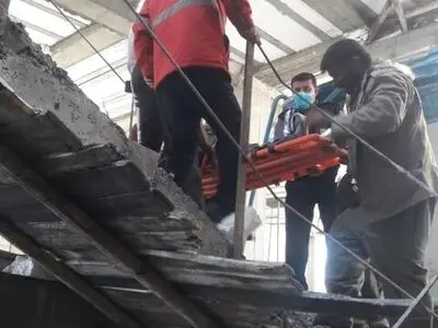 مصدومیت یک کارگر ساختمانی بر اثر سقوط از ارتفاع