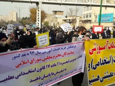 گروهی از معلمان مقابل مجلس تجمع کردند 