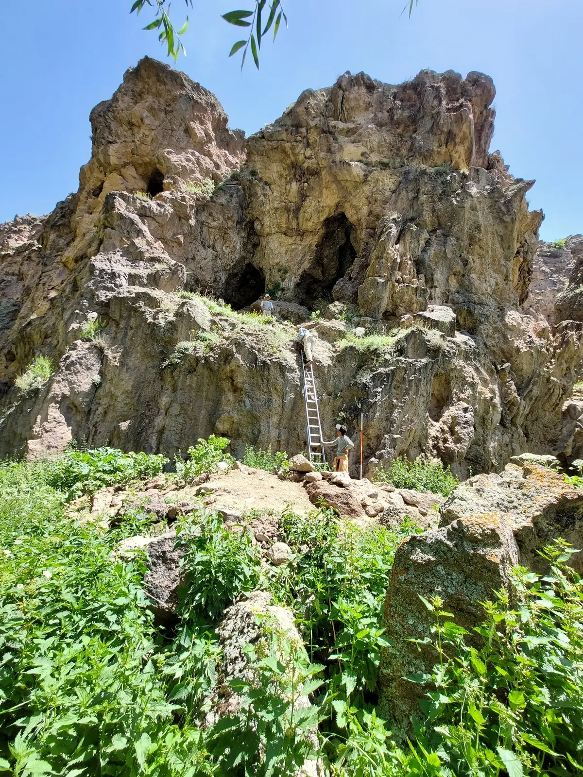 شناسایی یک قبرستان و غارهای باستانی و تاریخی در مسیر اجرای پل معلق ورگه سران سرعین