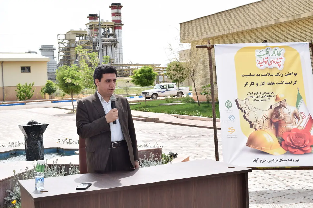 کارگران پرچم دار عرصه توسعه اقتصادی وسفیران رشد ورونق وتولید کشور هستند