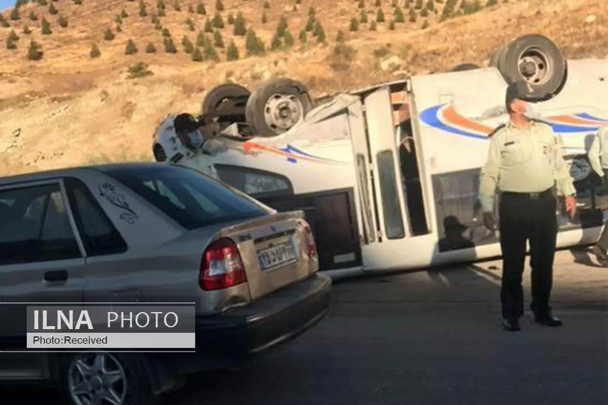 مصدومیت ۸ نفر در پی واژگونی مینی‌بوس خط مسافربری بومهن_تهران