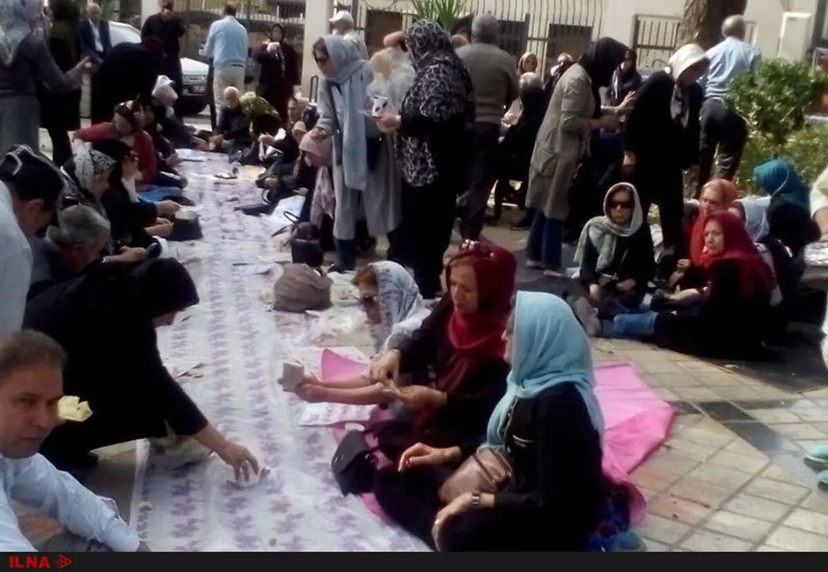 سومین روز از تجمع بازنشستگان کشوری مقابل سازمان برنامه و بودجه/ معترضان سفره خالی پهن کردند