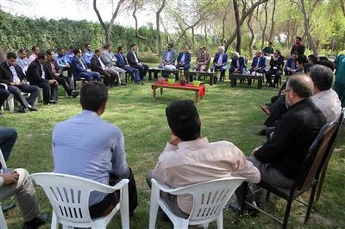 جلسه ای درون سازمانی در محیطی سبز همزمان با روز درختکاری