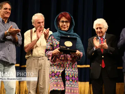 رونمایی از نشان «ادنا زینلیان» در تالار وحدت