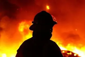 آتش‌سوزی در یک مجتمع تجاری درگهان قشم مهار شد