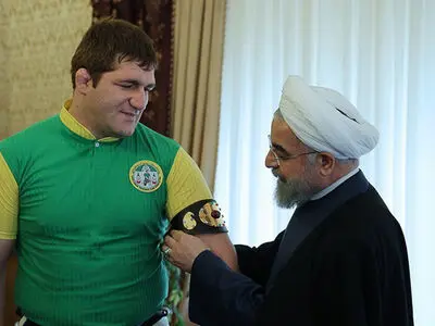 سنت حسنه اهدای بازوبند پهلوانی را احیاء کنید