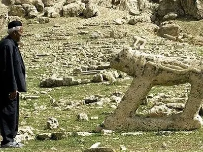 سراغ شیرهای سنگی خوزستان را علاوه بر کشورهای عربی در خانه ثروتمندان ایران هم می‌توان گرفت/ کاش گذاشته بودم شیرهای سنگی غرق شوند!