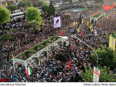 توهین به روسای جمهور و مجلس در مراسم تشییع 275 شهید+ صوت و تصویر
