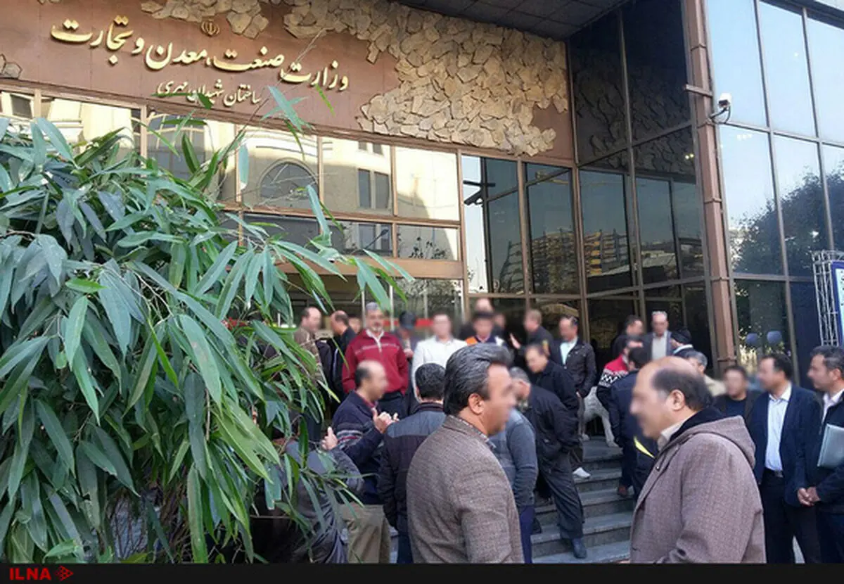 تجمع کارگران بازنشسته کیان‌تایر مقابل وزارت صنعت، معدن و تجارت/ سنوات قسطی هم پرداخت نمی‌شود