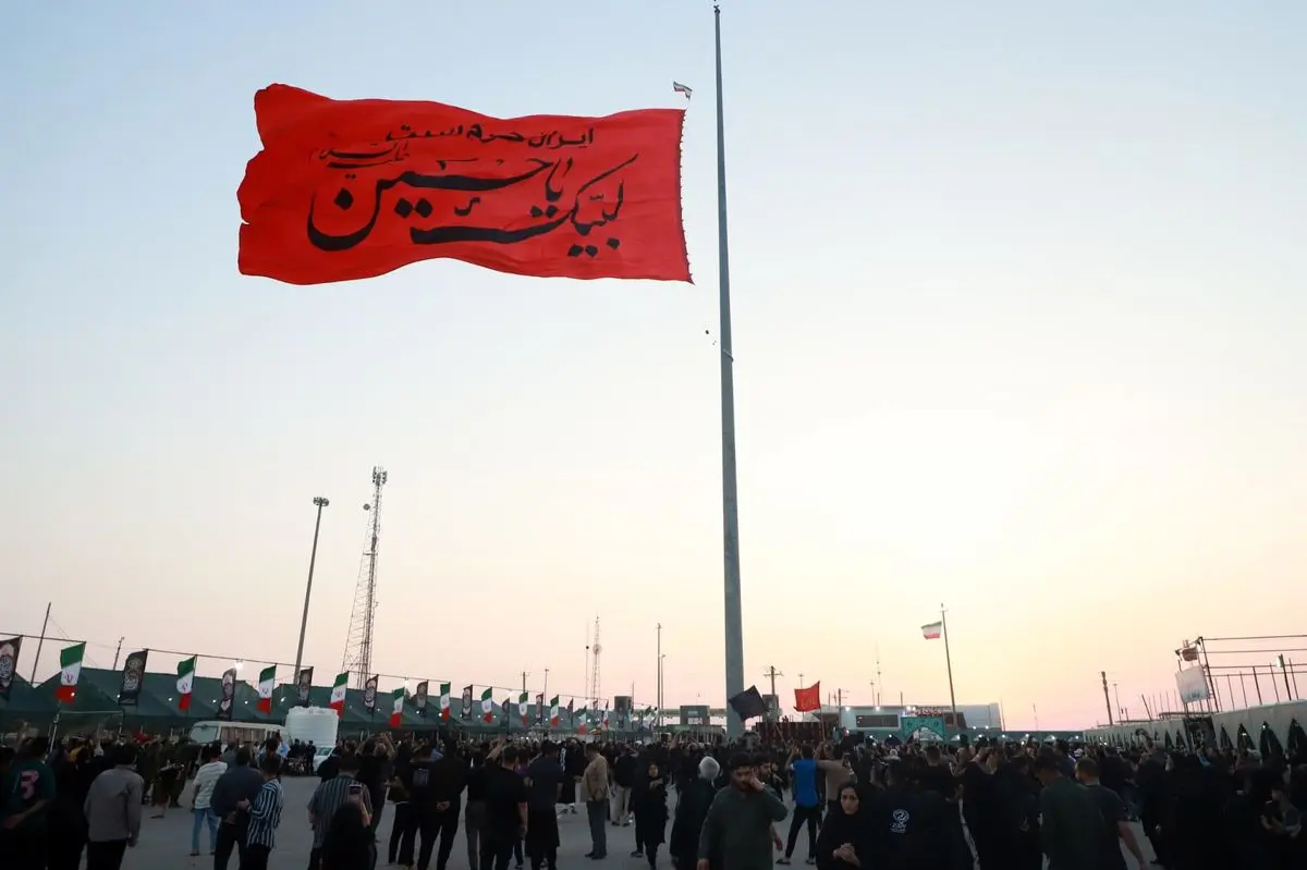 آیین برافراشتن پرچم سیدالشهدا(ع) با شعار «ایران حرم است» در مرز شلمچه برگزار شد