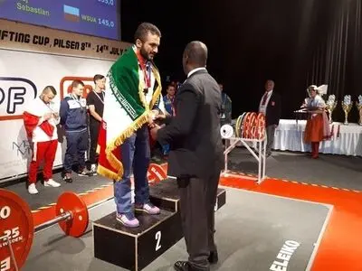 ایرانی یحرز الفضیة ببطولة العالم لریاضة القوة