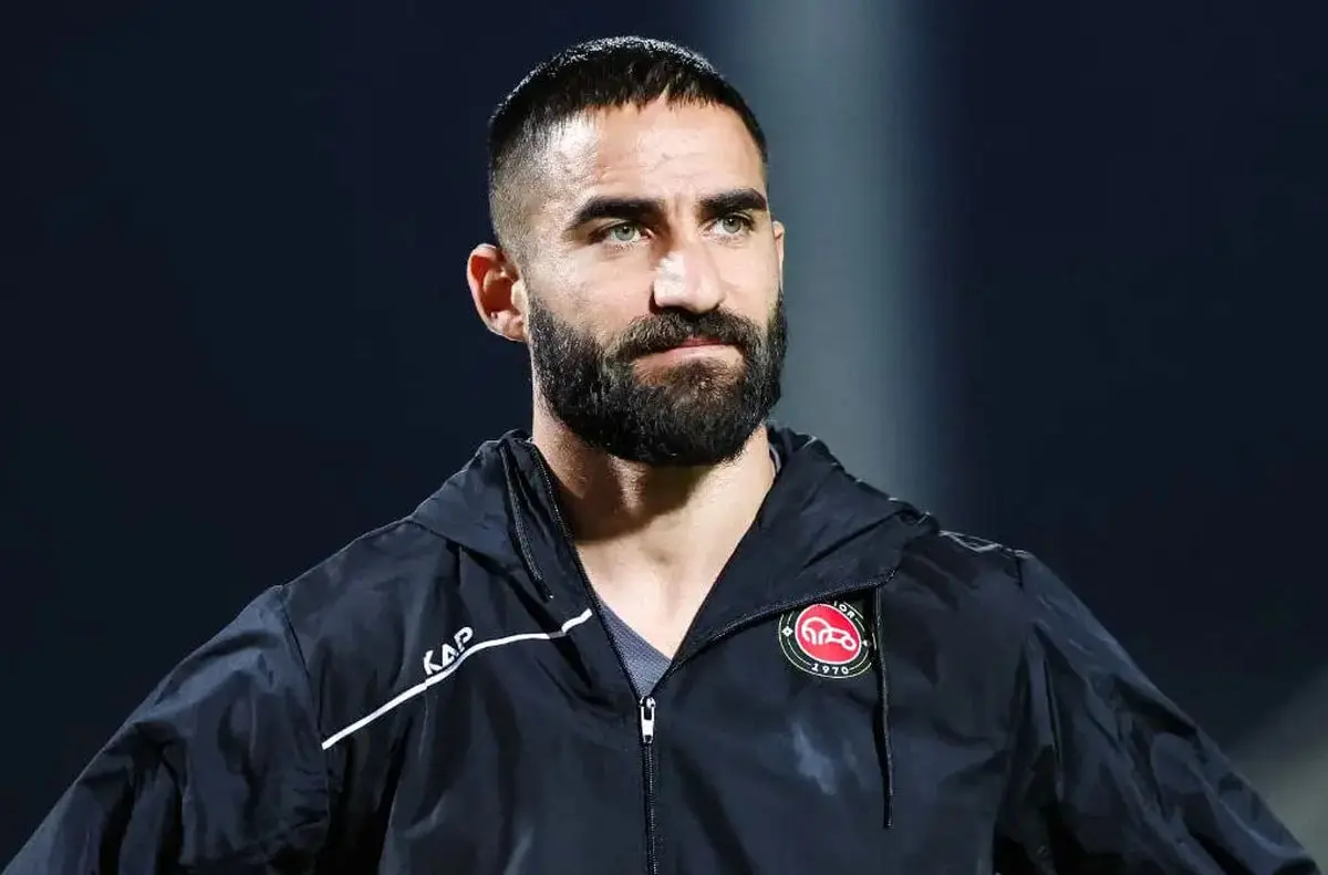 ستاره سابق استقلال در شرایط پیچیده و عجیب با پیراهن قرمز!