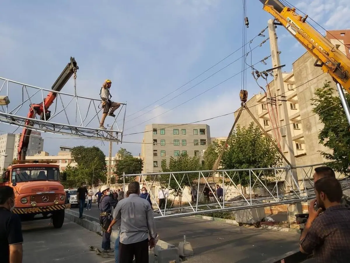 سقوط دکل مخابراتی در محله حکیمیه