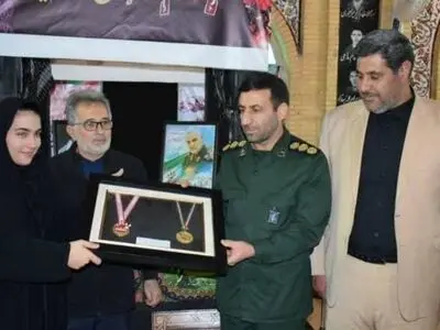 قهرمان دارت جهان مدال‌هایش را به خانواده شهید سپهبد سلیمانی اهدا کرد