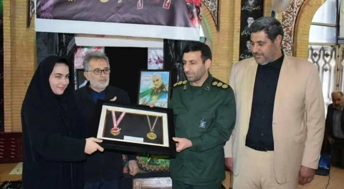 قهرمان دارت جهان مدال‌هایش را به خانواده شهید سپهبد سلیمانی اهدا کرد