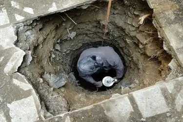 تلاش امدادگران برای نجات جان ۳ نفر در عمق ۶۰ متری چاه در عنبرآباد