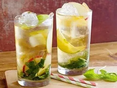 روش تهیه شربت بیدمشک و گلاب برای رفع عطش در افطار