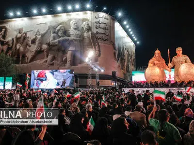 رونمایی از مجسمه «زانو زنندگان برابر ایران»