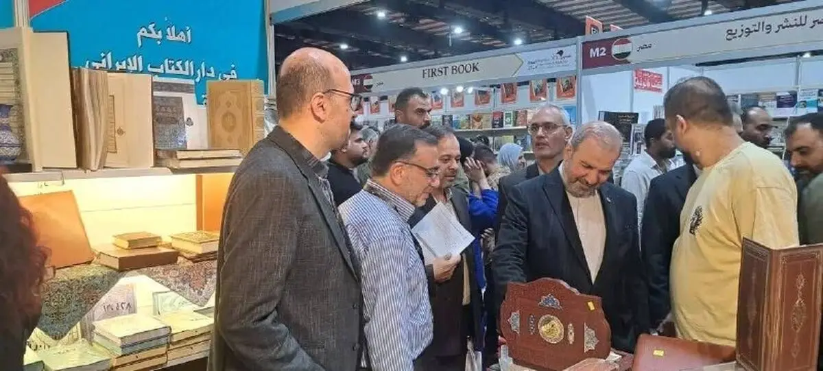 سفیر ایران در عراق از غرفه خانه کتاب و ادبیات ایران در نمایشگاه کتاب بغداد بازدید کرد