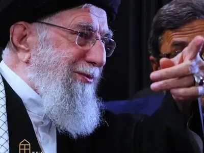 رهبر انقلاب چفیه خود را به یکی از عزاداران مراسم شب دوازدهم محرم اهدا کردند‌ + فیلم