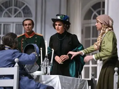 جشن ۷۷ سالگی محمود دولت آبادی در یک تئاتر