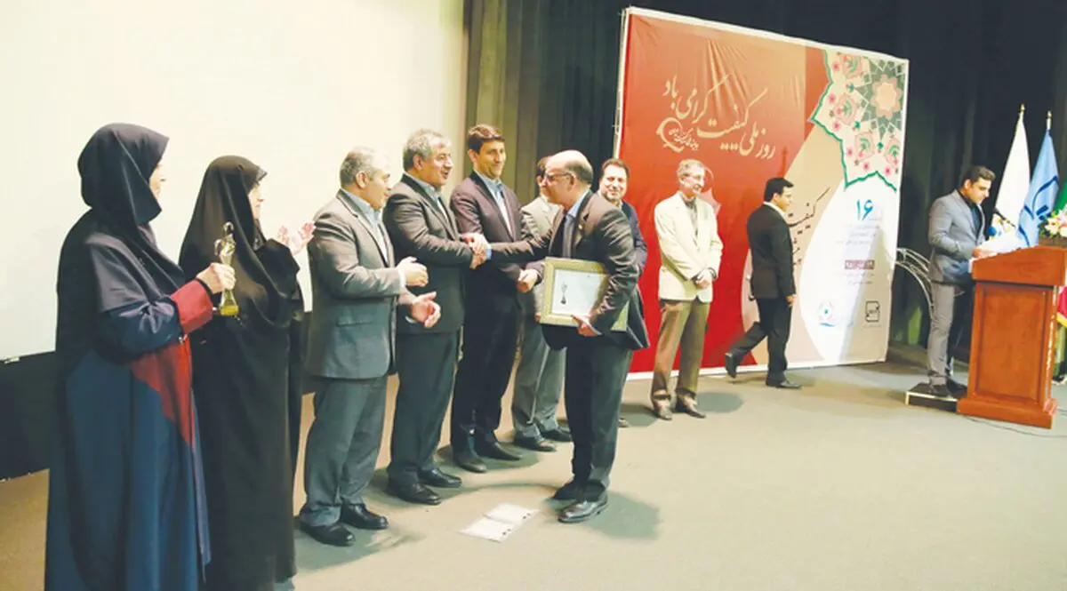 فولاد مبارکه نخستین تندیس سیمین جایزۀ ملی کیفیت ایران را به خود اختصاص داد 