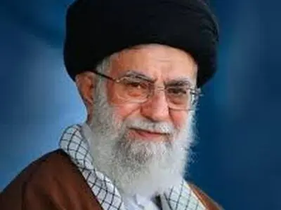 ابتکار جالب یک کارگر برای گرفتن انگشتر رهبر انقلاب + فیلم