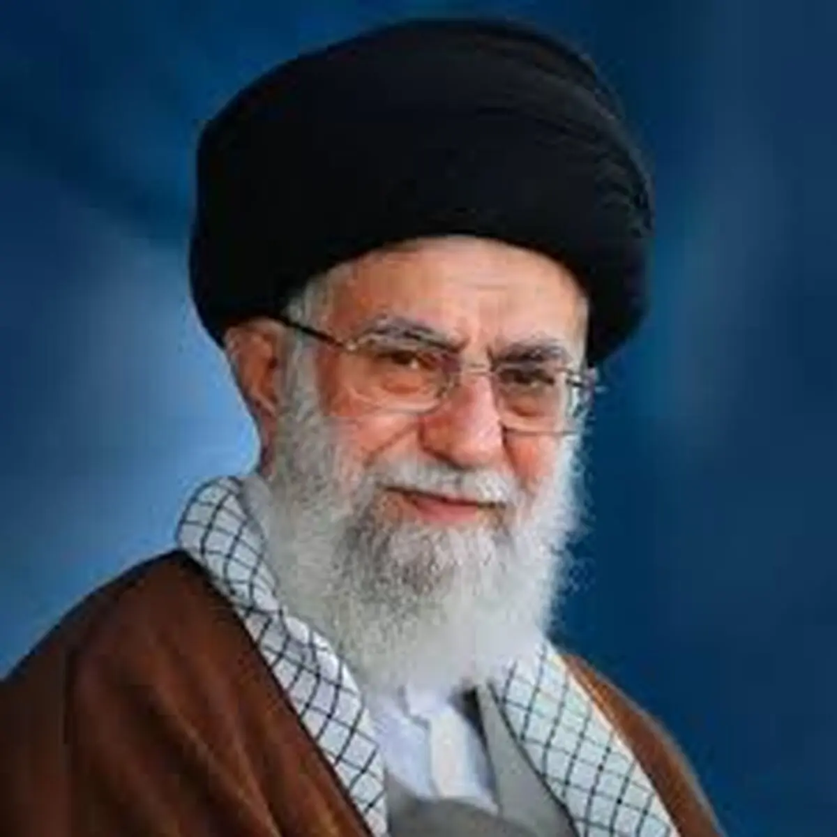 ابتکار جالب یک کارگر برای گرفتن انگشتر رهبر انقلاب + فیلم