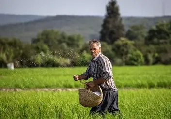 صف‌های طولانی کشاورزان برای دریافت حواله کود/ کسی به فکر ابتلای کشاورزان به کرونا نیست