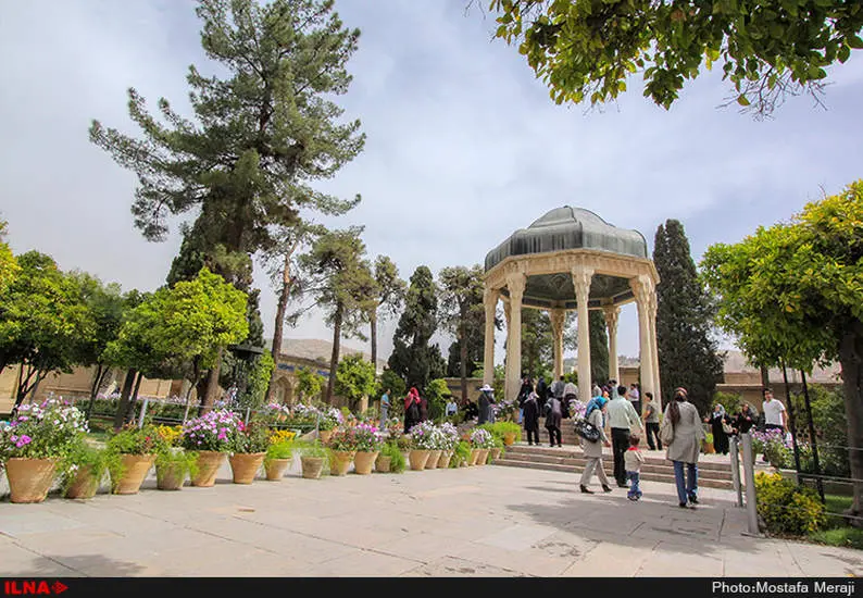 آرامگاه خواجه حافظ شیرازی شاعر بلند آوازه پارسی گوی