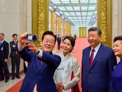 از پکن تا شبکه‌های اجتماعی؛ یک عکس، یک گوشی و موجی از تمسخر سیاسی