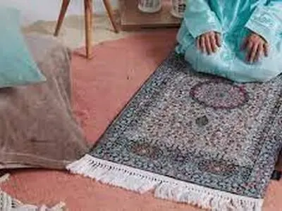 تیمم بر غبار زیر فرش در چه صورت صحیح است ؟