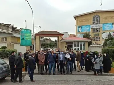 تجمع تعدادی از فرهنگیان گلستانی مقابل ساختمان اداره آموزش و پرورش استان 