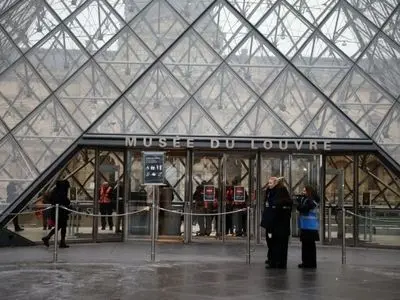 بازگشایی لوور به دلیلی اعتصاب کارکنان به تعویق افتاد