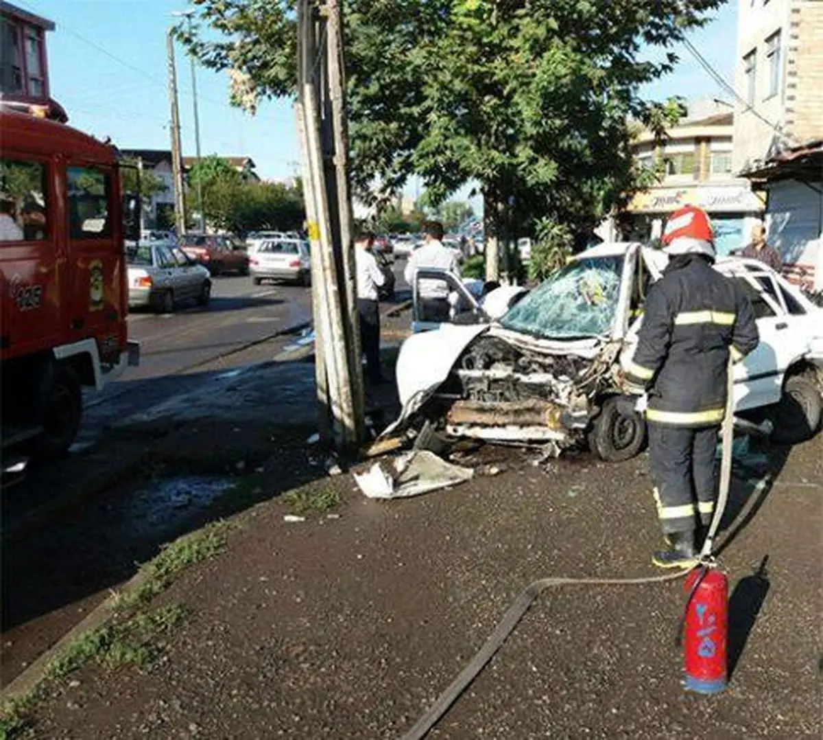 برخورد پراید با تیر چراغ برق  در بلوار بهشتی رشت