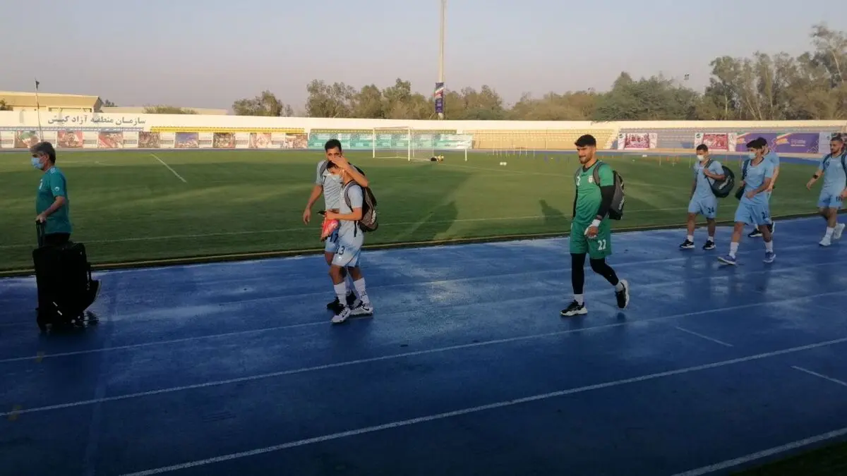 ورود بازیکنان تیم ملی به محل تمرین : شوخی جالب مدافع پرسپولیس با مهدی قائدی