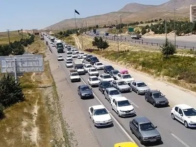 ترافیک سنگین در محورهای منتهی به تهران/ بارش باران در جاده‌های شمال‌غرب

