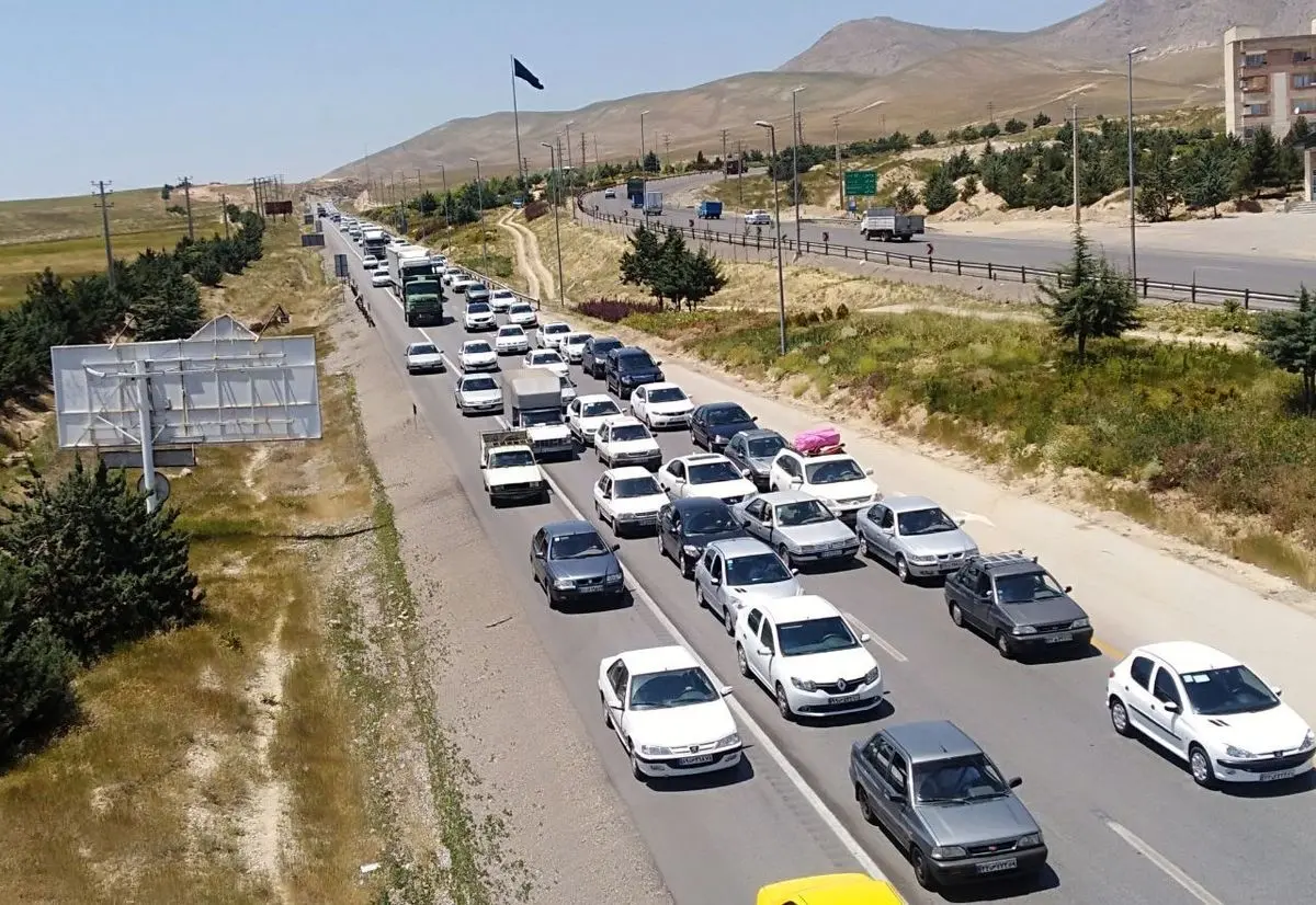 ترافیک سنگین در محورهای منتهی به تهران/ بارش باران در جاده‌های شمال‌غرب

