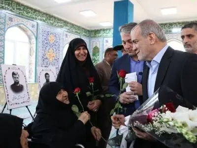 الرئيس بزشكيان يحيّي شهداء الدفاع المقدس الابرار في خوزستان 