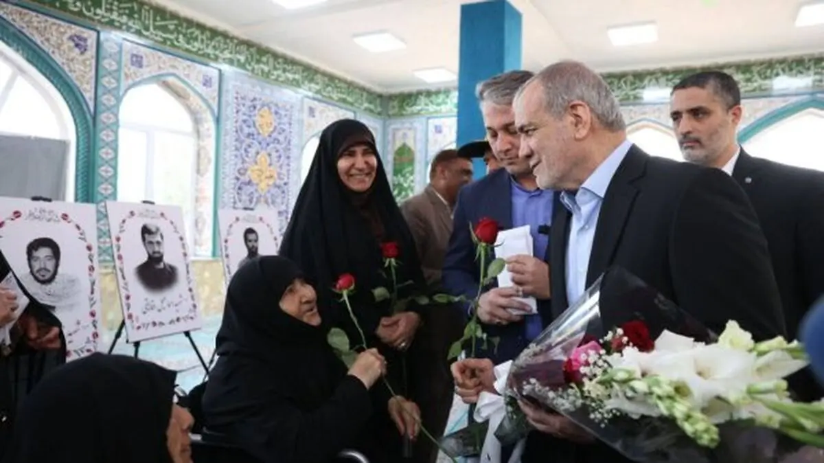الرئيس بزشكيان يحيّي شهداء الدفاع المقدس الابرار في خوزستان 