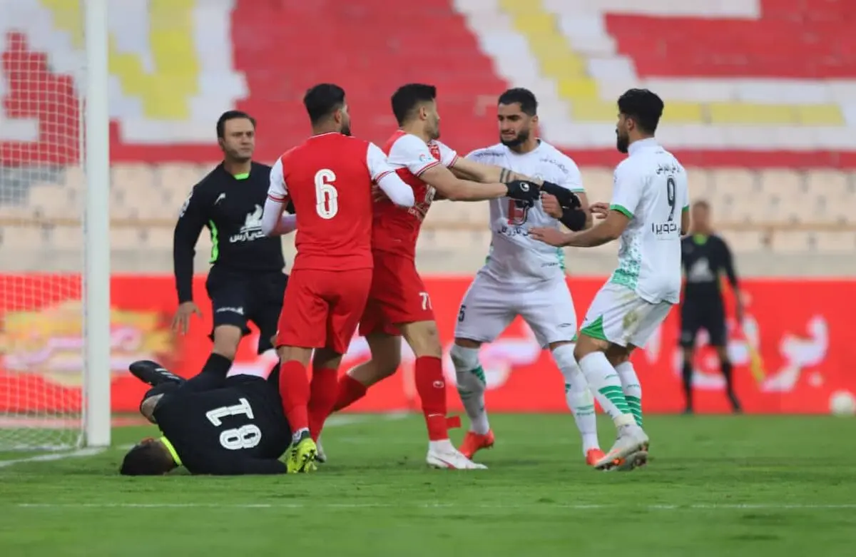 ویدئو: درگیری آقایی کار دست پرسپولیس داد؛ مدافع سرخ‌پوشان بازی با سپاهان را از دست داد