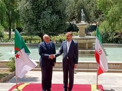 وزیر الخارجیة الإیراني یلتقی نظیره  الجزائري في طهران