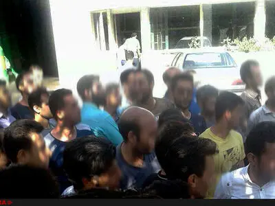 تجمع کارگران کارتن سازی ایران در محوطه کارخانه