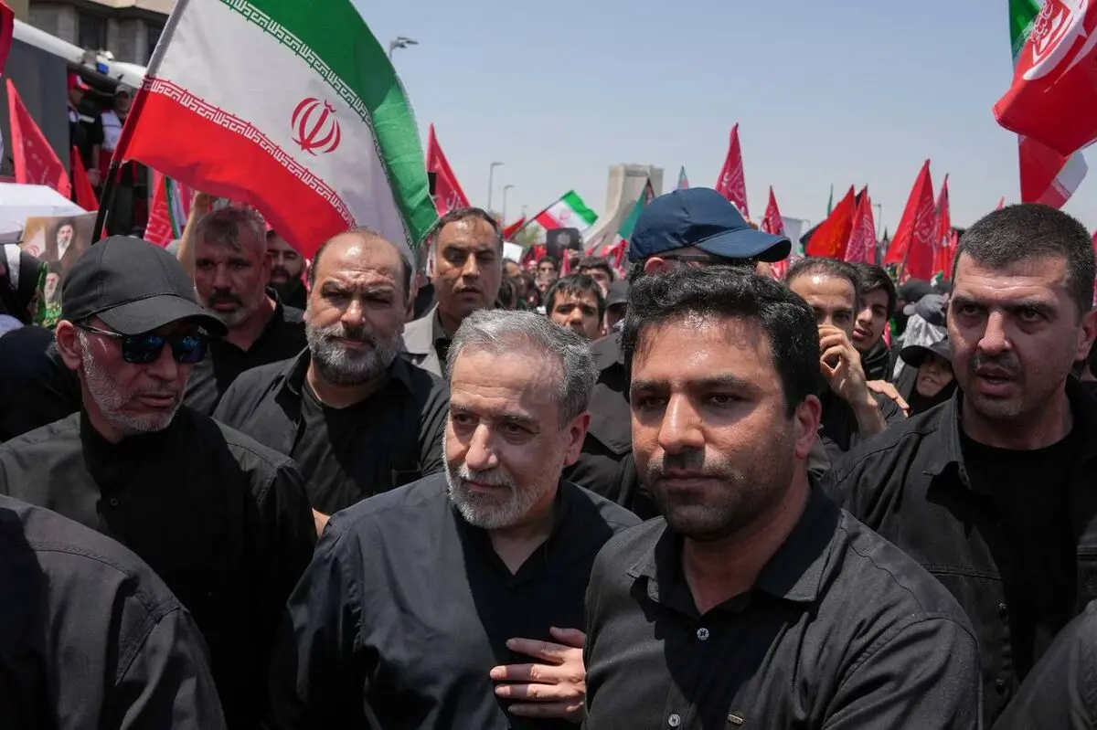 حضور وزیر امورخارجه کشورمان در مراسم تشییع پیکر مطهر رهبر شهید انقلاب