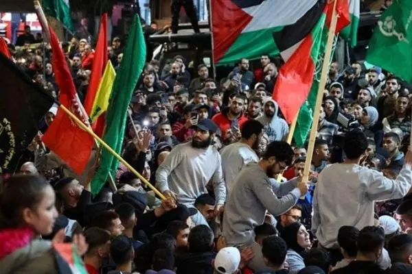 وصول 34 أسیراً فلسطینیاً محرراً إلى بلدیة البیرة بالضفة المحتلة