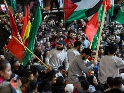 وصول 34 أسیراً فلسطینیاً محرراً إلى بلدیة البیرة بالضفة المحتلة