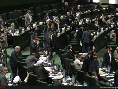 تحصن جمعی از نمایندگان در اعتراض به وضعیت آب استان‌هایشان/ پزشکیان: تصمیم دولت مجلس را با مشکل مواجه کرده است