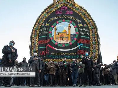 آیین سنتی نخل‌گردانی در حسینیه شاه‌نعمت‌الله ولی شهرستان تفت